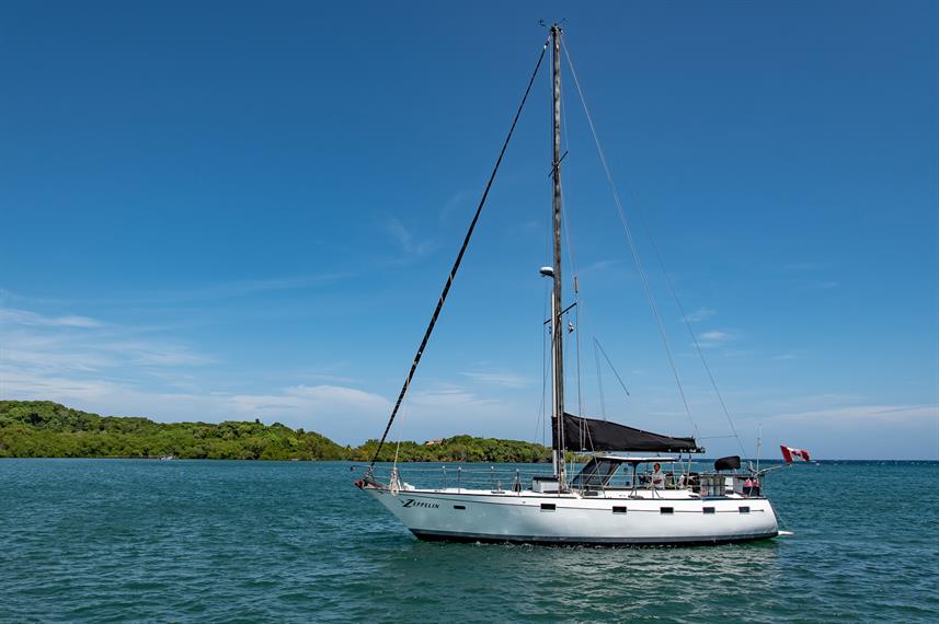 SV Zeppelin Roatan Liveaboard