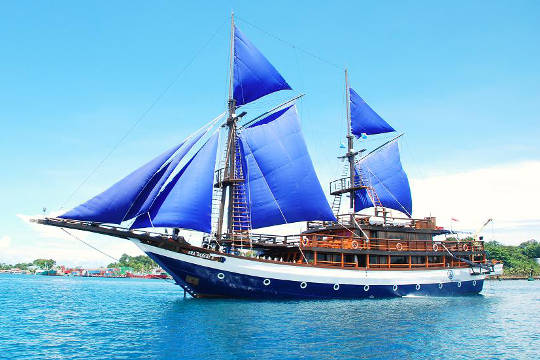 KLM Sea Safari 8 Cenderawasih Liveaboard Dive Boat